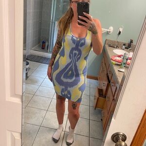 Women’s bebe mid-thigh length printed bodycon dress in size small